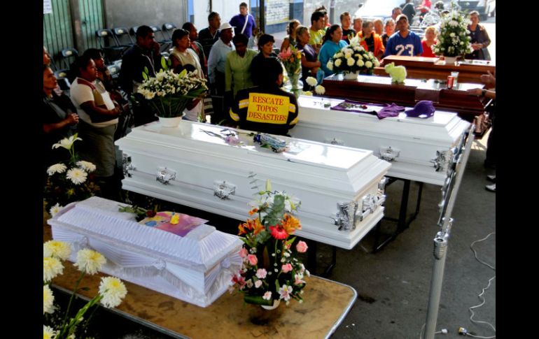 Se incrementó a 25 el número de víctimas por el choque y explosión de una pipa de gas doble remolque ocurrido hace una semana.  /