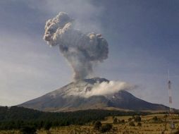 Imagen difundida por el secretario de Gobernación de la columna de ceniza del volcán Popocatépetl que alcanza tres kilómetros. ESPECIAL /