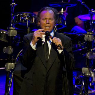 Julio Iglesias llora en el Audtorio Nacional