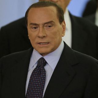Magistrados interrogan a Berlusconi en caso de extorsión