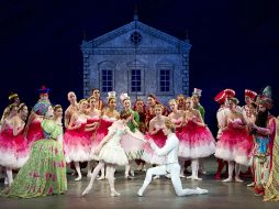 La gala presentó su temporada de primavera con un ejército de 52 bailarines sobre el escenario perfectamente coordinados. ARCHIVO /