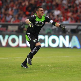 Oswaldo piensa en el título