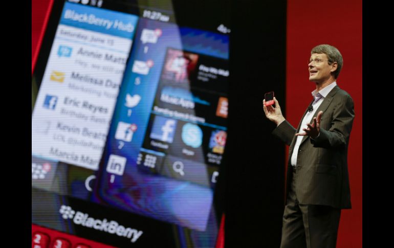 Thorsten Heins, presidente de la compañía presenta en conferencia el nuevo rumbo de la aplicación BBM. AP /