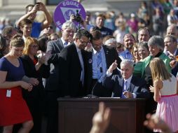 El gobernador de Minessota, Mark Dayton firma la medida en una ceremonia pública. AP /