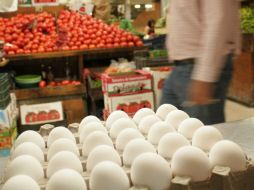 Piden verificación de precios tras observar que, en comercios de la ANTAD, el huevo cuesta hasta 30% más que en la Central de Abasto. ARCHIVO /