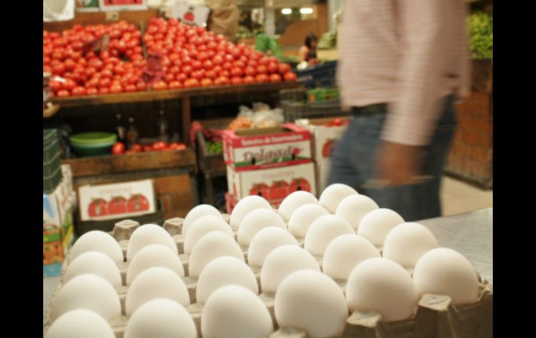 Piden verificación de precios tras observar que, en comercios de la ANTAD, el huevo cuesta hasta 30% más que en la Central de Abasto. ARCHIVO /