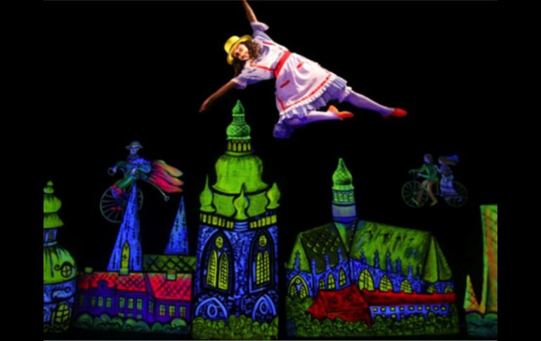 ''Alicia en el país de las maravillas'' puesta en escena del Teatro Negro Nacional de Praga.  /