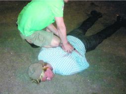 Ryan C. Fogle yace disfrazado y sometido por un miembro del Servicio Federal Ruso, tras contactar a un especialista en terrorismo. EFE /