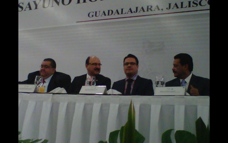 El gobernador del Estado (2-c) estuvo presente durante el evento, realizado en la Expo Guadalajara. EL INFORMADOR /