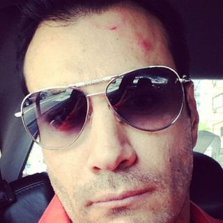 Enrique Iglesias propina microfonazo a David Zepeda