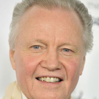 Padre de Angelina Jolie se entera de su mastectomía por internet