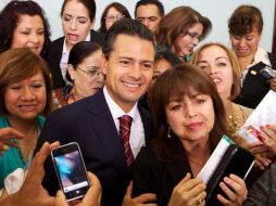 El Presidente Peña Nieto se toma fotografías con maestras al final del evento por el Día del Maestro. ESPECIAL /