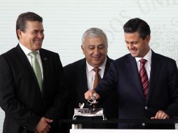 El presidente de México, Enrique Peña Nieto, acompañado de Juan Díaz, dirigente del SNTE y Emilio Chuayffet, secretario de Educación. SUN /