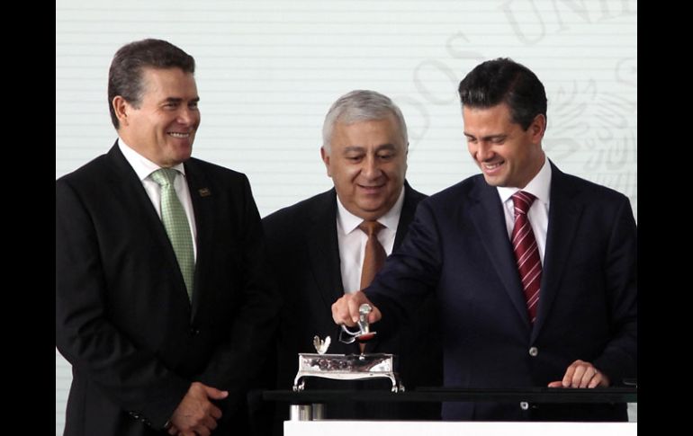 El presidente de México, Enrique Peña Nieto, acompañado de Juan Díaz, dirigente del SNTE y Emilio Chuayffet, secretario de Educación. SUN /