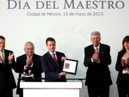 El Presidente Enrique Peña Nieto, y otros funcionarios públicos, durante la celebración del Día del Maestro. SUN /