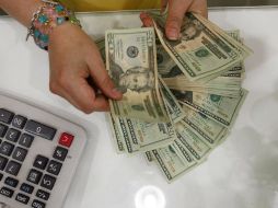 La divisa estadounidense avanza cinco centavos en comparación con el cierre previo. ARCHIVO /