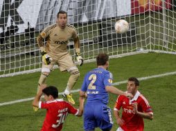 Momento en que Branislav Ivanovic (2) conecta de cabeza para anotar el gol que le dio el título de la Europa League al Chelsea. AP /