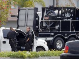 Después del hallazgo en el auto de Wilson, los policías se trasladan al departamento de éste, donde se encuentran más explosivos. AP /