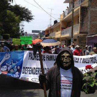 La CETEG marcha en Guerrero por el Día del Maestro