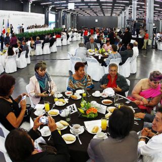 Maestros reciben medallas por 30 y 40 años de labor docente