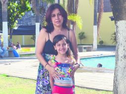 La festejada. Dana con su mamá, Carmen Álvarez del Castillo.  /