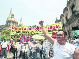 Docentes miembros de las Bases Magisteriales se manifestaron afuera del Palacio de Gobierno del Estado. EL INFORMADOR /
