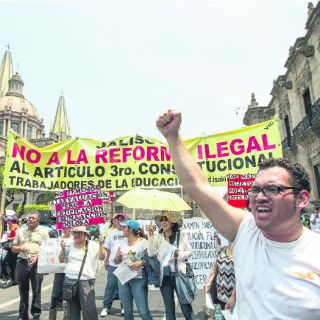 La Coordinadora protesta contra reforma educativa, que el SNTE avala
