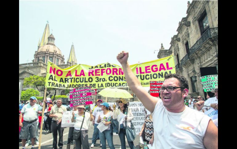 Docentes miembros de las Bases Magisteriales se manifestaron afuera del Palacio de Gobierno del Estado. EL INFORMADOR /