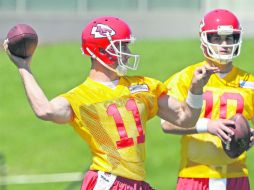 Tutor. Alex Smith (11) le muestra al mariscal suplente Chase Daniel cómo ejecutar jugadas de los Jefes. AP /