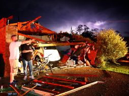 Varios tornados azotaron comunidades pequeñas del norte de Texas durante la noche, donde dejaron al menos seis muertos. AP /