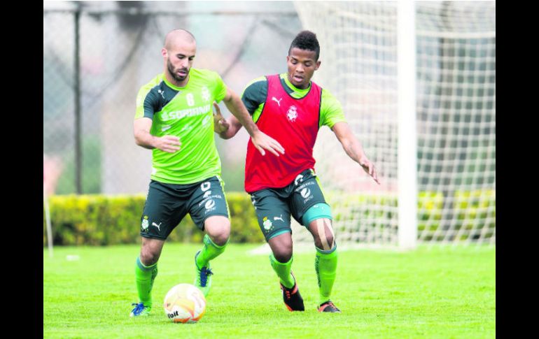 Los santistas Marc Crosas y Andres Renteria están listos para enfrentar al equipo recientemente coronado campeón de la Copa MX. MEXSPORT /