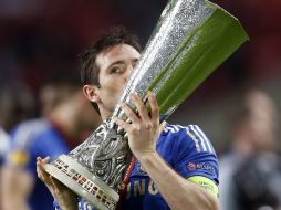 El seleccionado inglés seguirá con su club, aquí, con el trofeo de la Europa League. EFE /