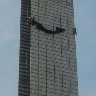 Activistas de Greenpeace escalan la Estela de Luz