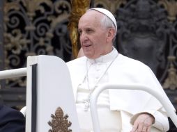 El Papa Francisco sonríe tras finalizar la audiencia general de los miércoles. EFE /