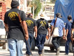 Un grupo de autodefensa toma la alcaldía de Ario de Rosales. Portan playeras con la leyenda de ''policía comunitaria''. ARCHIVO /