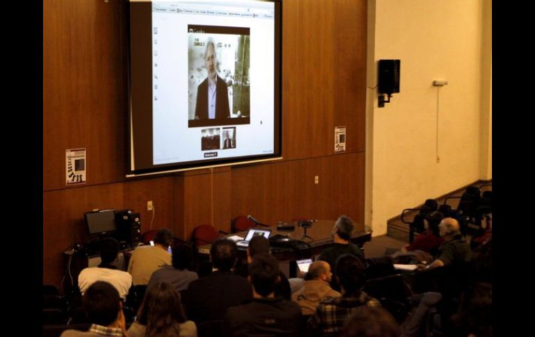 Durante la videoconferencia, Assange señaló puntos neuráligicos que interesan la libertad de expresión actual y del futuro. EFE /