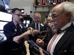 Después de su apertura con cifras a la baja, la Bolsa de Nueva York termina con descenso en su índice estrella. AP /