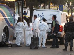 Los peritos del Instituto Jalisciense de Ciencias Forenses arribaron al instante.  /