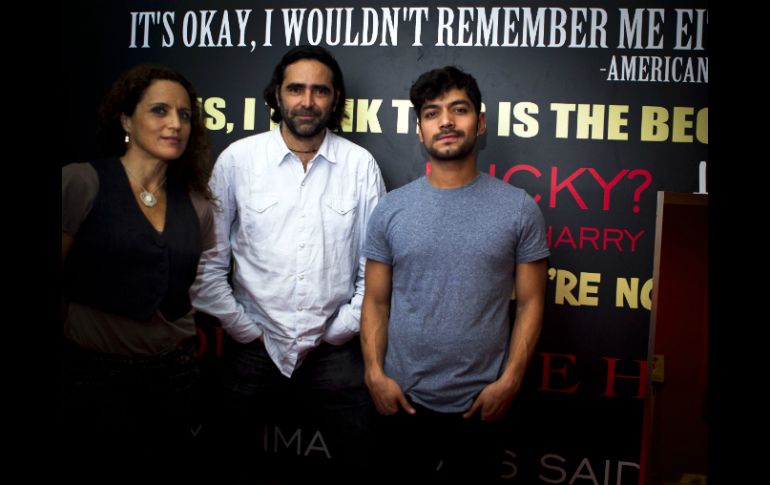 El director Carlos Bolado, junto con los protagonistas de la historia, Claudette Maillé y Christian Vázquez.  /