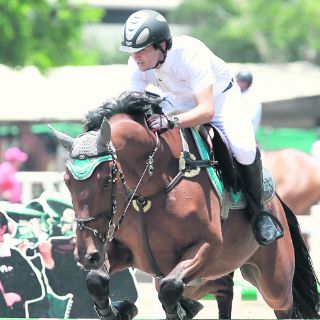 Acaparan moñas en casa