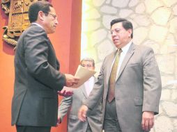 Relevo. El general Alberto Reyes Vaca (izquierda), al recibir su nombramiento por parte del gobernador interino Jesús Reyna García. NTX /