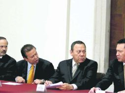 Los opositores Madero y Zambrano escuchan el intercambio de palabras entre los priistas Camacho  y Osorio (derecha). NTX /