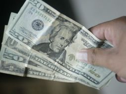 La divisa estadounidense aumenta 13 centavos respecto al cierre de la víspera. ARCHIVO /