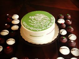 La imagen muestra el pastel en despacho privado de Enrique Peña Nieto. TOMADA DE @PresidenciaMX  /