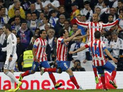 El defensa brasileño del Atlético de Madrid, Joao Miranda (2d) celebra la consecución del segundo gol de su equipo ante el Real Madrid. EFE /