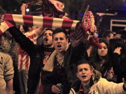 La afición del Atlético de Madrid celebra, esta noche en la madrileña plaza de Neptuno, la consecución de la Copa del Rey. EFE /