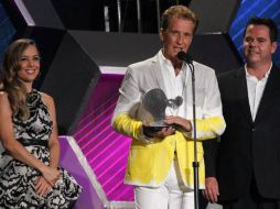 Emmanuel recibe el 'Reconocimiento a la labor social', durante la entrega de los Premios Oye! 2013. ARCHIVO /