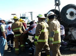 Del incidente, un conductor de los camiones resulta herido. Fue trasladado a la Cruz Roja de Ciudad Guzmán. ARCHIVO /