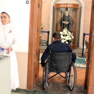 La Madre Lupita sigue ayudando a enfermeras y pacientes