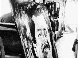 Apuesta. ¿Verdad que el que está dibujado en esta pintura que llevas es un cantante de la banda Limón?, pregunta uno de los hombres.  /